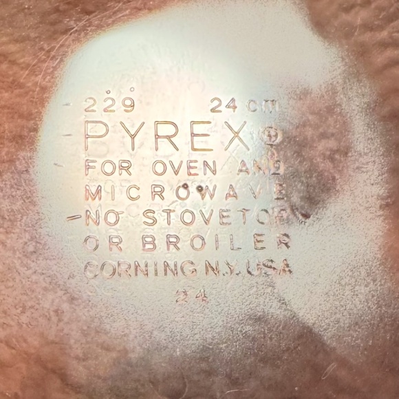 Vintage Pyrex Pie Plate 229 Baking 9.5" Fluted Edges Deep Dish Amethyst Purple - Picture 3 of 3